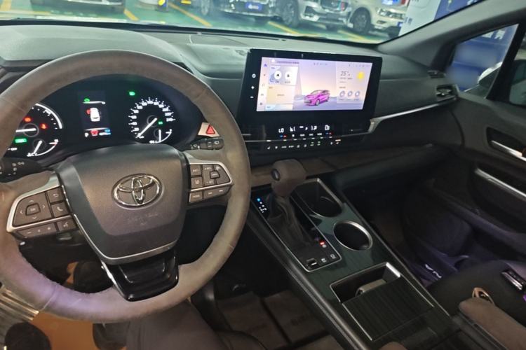 Used Toyota SIENNA 2024 2.5L Hybrid Four-Wheel Drive Prestige Edition Center Console