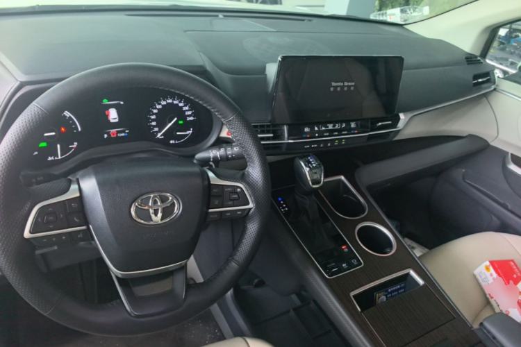 Used Toyota SIENNA 2024 2.5L Hybrid Comfort Edition Center Console