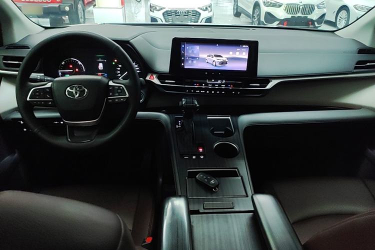 Used Toyota SIENNA 2024 2.5L Hybrid Comfort Edition Center Console