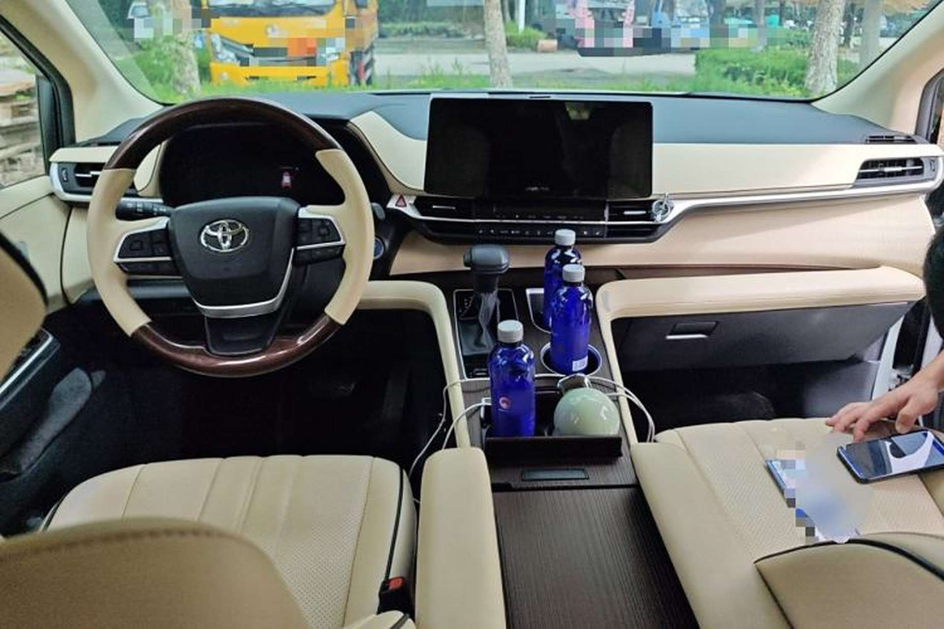 Used Toyota SIENNA 2024 2.5L Hybrid Comfort Edition Center Console