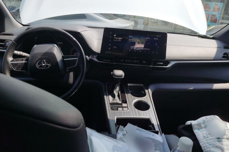 Used Toyota SIENNA 2024 2.5L Hybrid Luxury Edition Center Console