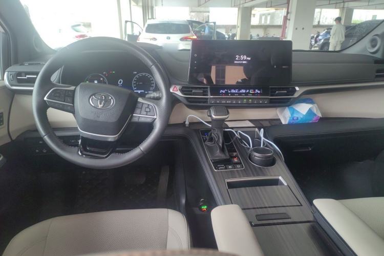 Used Toyota SIENNA 2024 2.5L Hybrid Platinum Edition Center Console