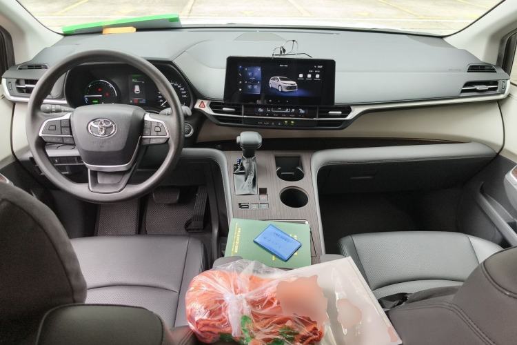 Used Toyota SIENNA 2024 2.5L Hybrid Comfort Edition Center Console