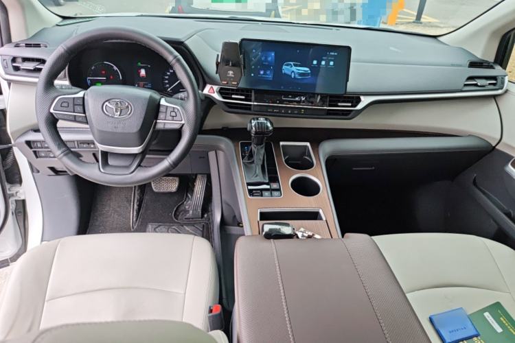 Used Toyota SIENNA 2024 2.5L Hybrid Comfort Edition Center Console