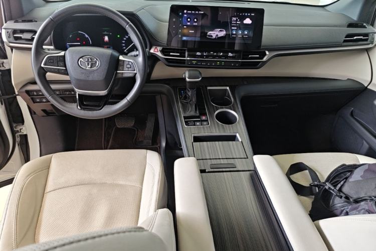 Used Toyota SIENNA 2024 2.5L Hybrid Four-Wheel Drive Prestige Edition Center Console