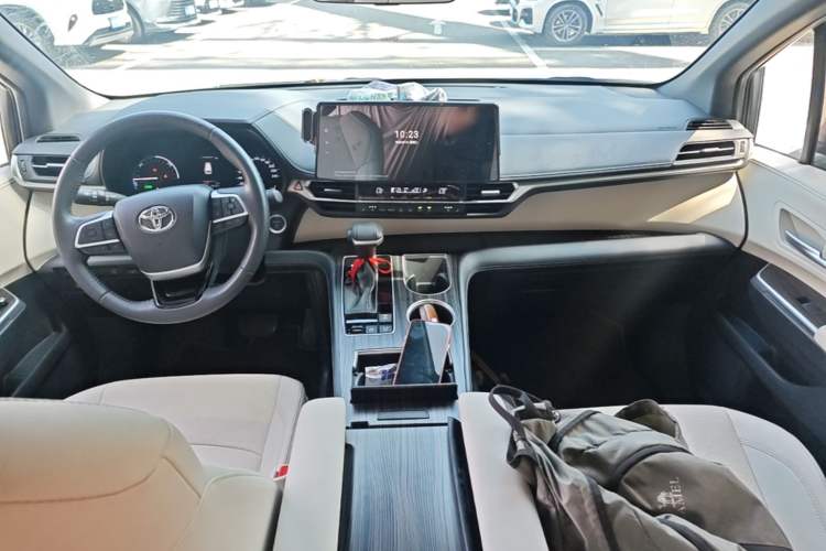 Used Toyota SIENNA 2024 2.5L Hybrid Four-Wheel Drive Prestige Edition Center Console