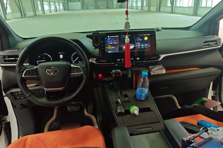 Used Toyota SIENNA 2024 2.5L Hybrid Four-Wheel Drive Prestige Edition Center Console