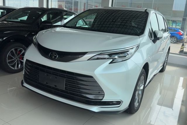 Ojetý Toyota SIENNA 2024 2.5L Hybrid Luxury Edition
