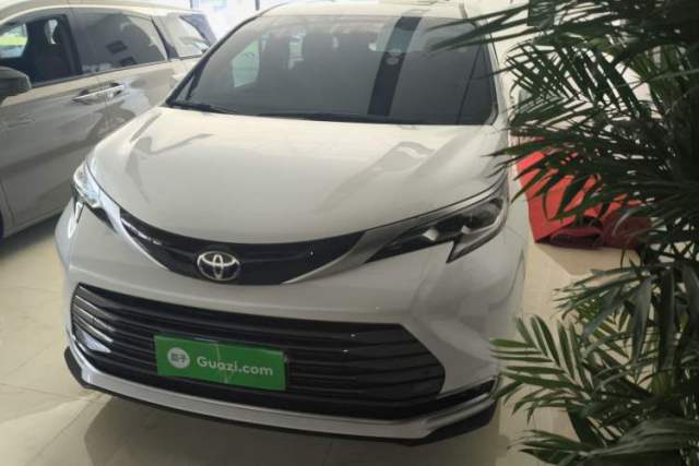 Ojetý Toyota SIENNA 2024 2.5L Hybrid Luxury Edition