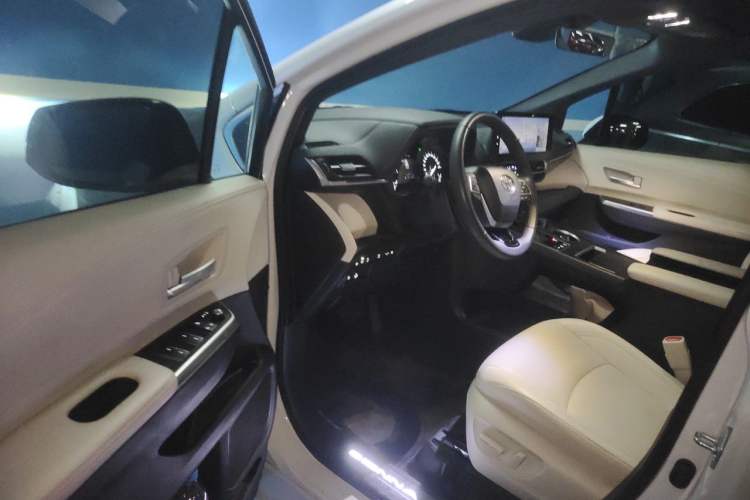 Used Toyota SIENNA 2024 2.5L Hybrid Luxury Edition Driver Seat