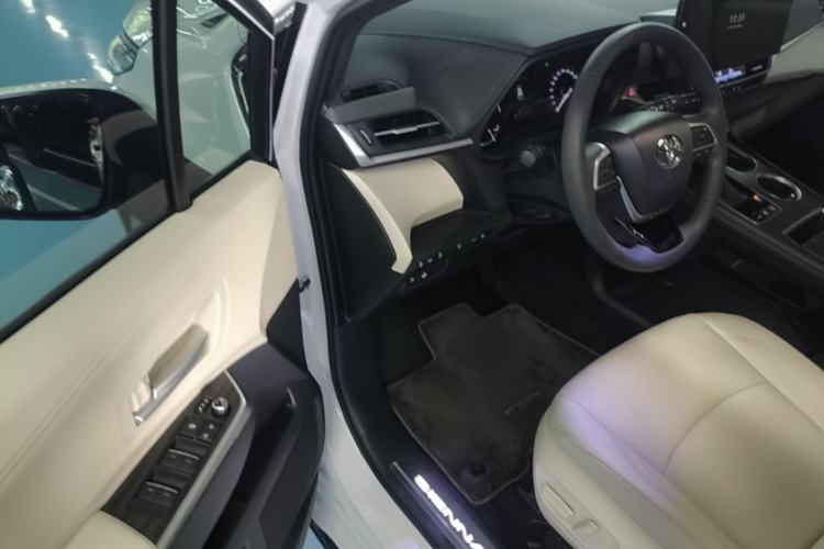 Used Toyota SIENNA 2024 2.5L Hybrid Luxury Edition Driver Seat