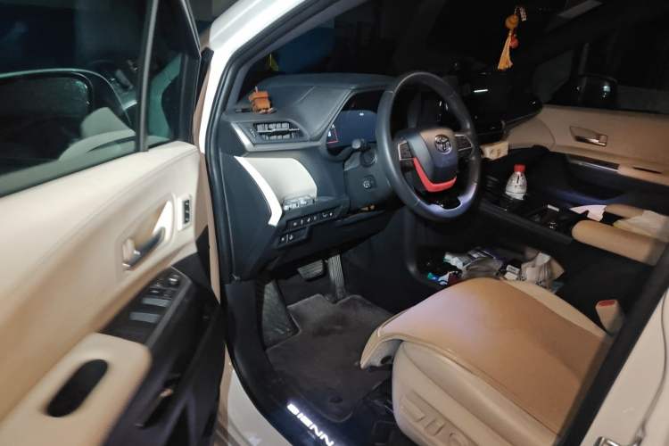 Used Toyota SIENNA 2024 2.5L Hybrid Platinum Edition Driver Seat