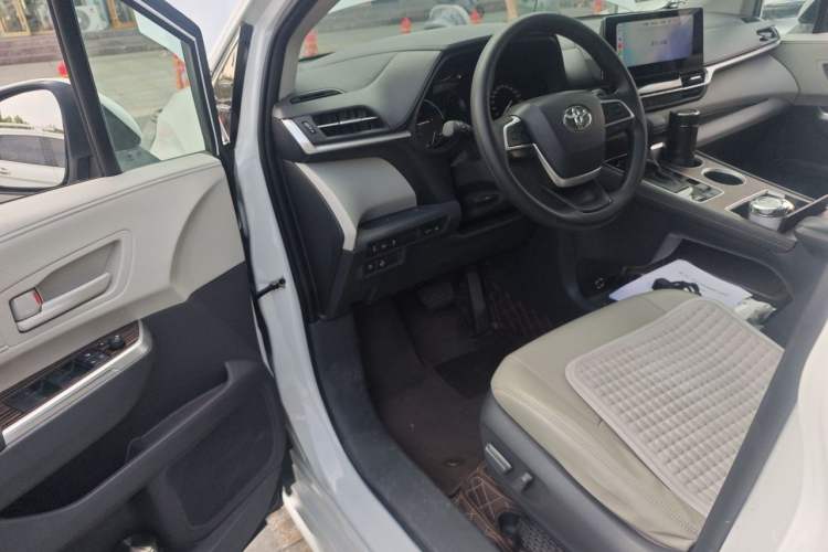 Used Toyota SIENNA 2024 2.5L Hybrid Comfort Edition Driver Seat