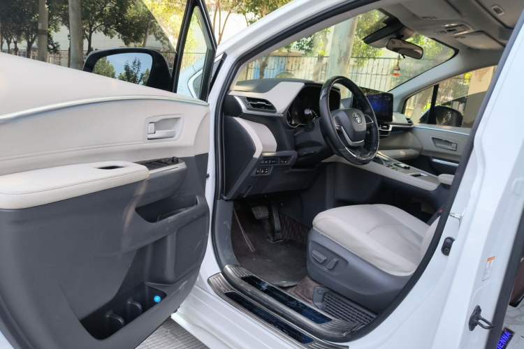 Used Toyota SIENNA 2024 2.5L Hybrid Comfort Edition Driver Seat