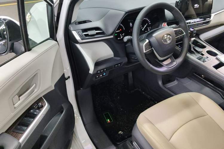 Used Toyota SIENNA 2024 2.5L Hybrid Comfort Edition Driver Seat