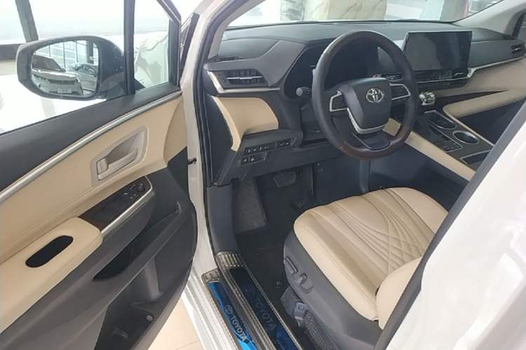 Used Toyota SIENNA 2024 2.5L Hybrid Comfort Edition Driver Seat