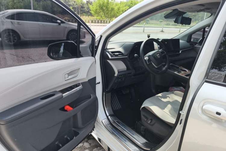 Used Toyota SIENNA 2024 2.5L Hybrid Comfort Edition Driver Seat