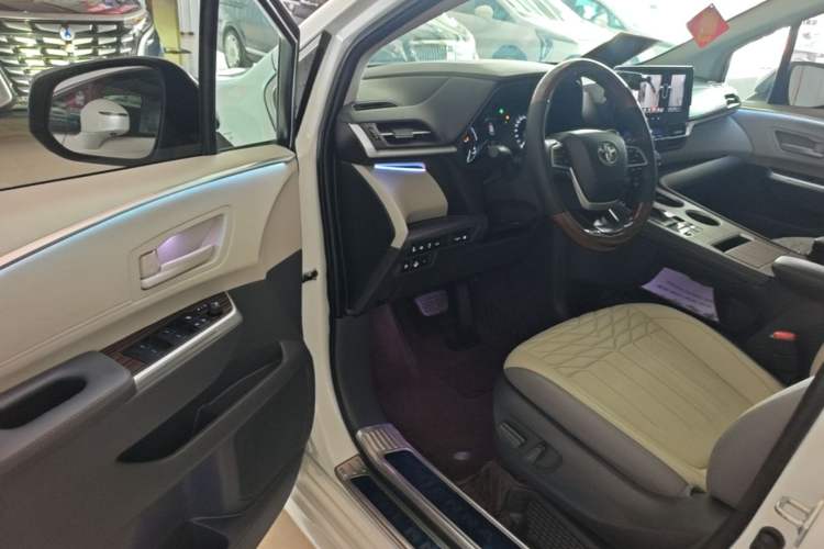 Used Toyota SIENNA 2024 2.5L Hybrid Comfort Edition Driver Seat