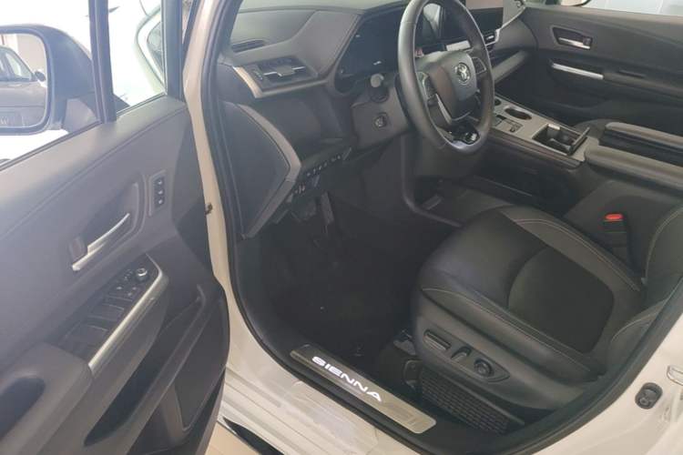 Used Toyota SIENNA 2024 2.5L Hybrid Platinum Edition Driver Seat