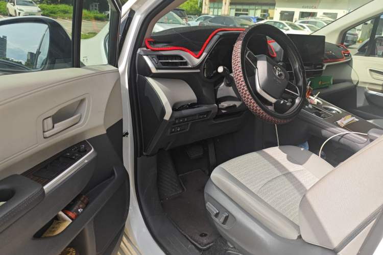 Used Toyota SIENNA 2024 2.5L Hybrid Comfort Edition Driver Seat