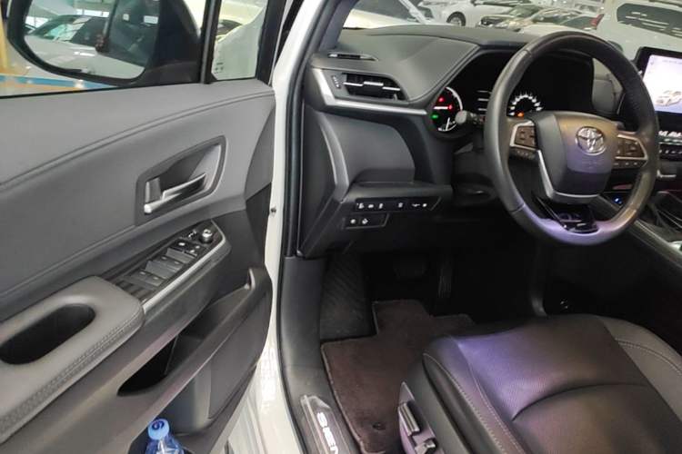 Used Toyota SIENNA 2024 2.5L Hybrid Luxury Edition Driver Seat