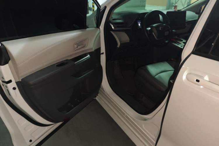 Used Toyota SIENNA 2024 2.5L Hybrid Comfort Edition Driver Seat