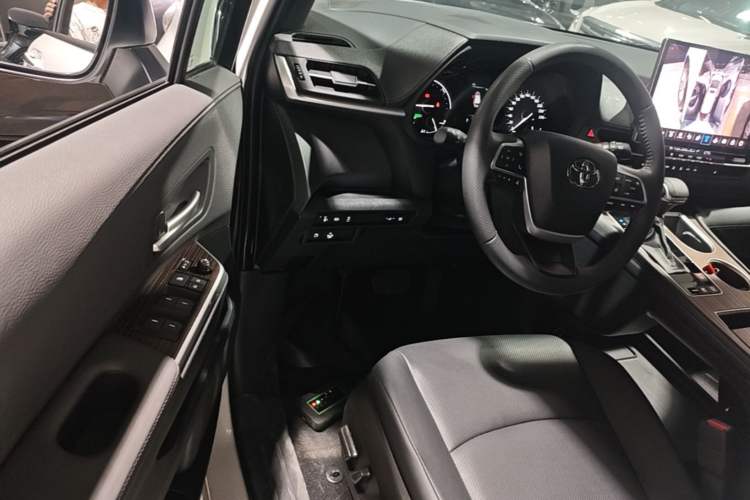 Used Toyota SIENNA 2024 2.5L Hybrid Luxury Edition Driver Seat