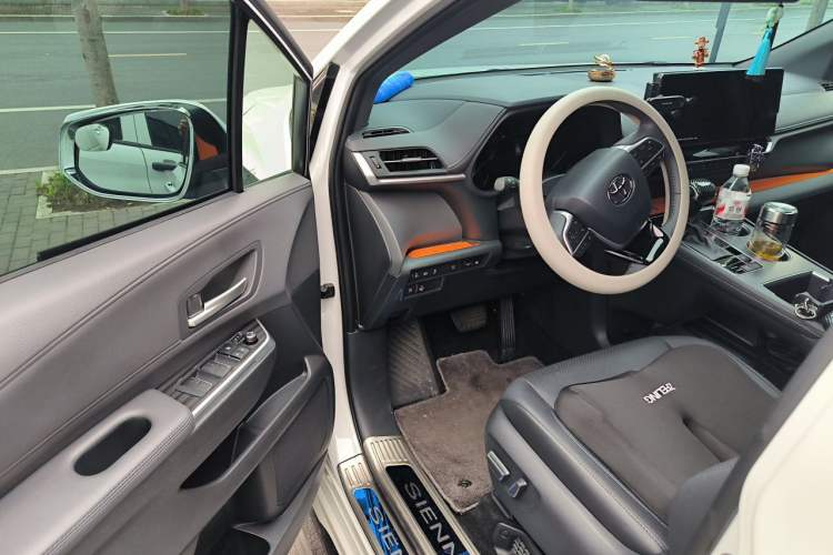 Used Toyota SIENNA 2024 2.5L Hybrid Luxury Edition Driver Seat