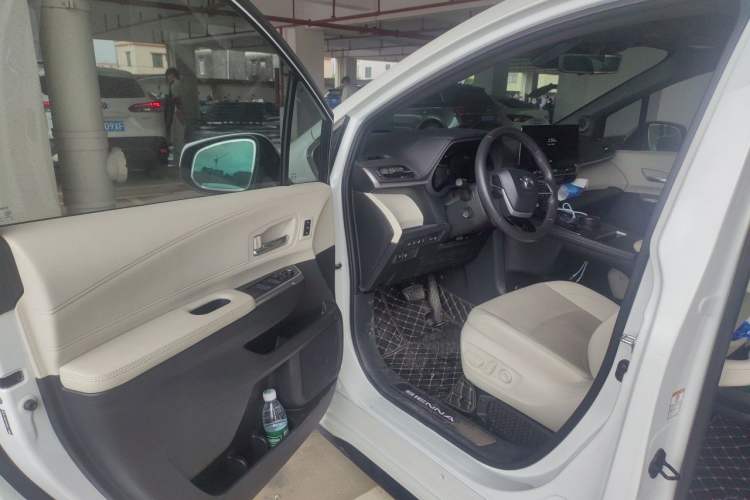 Used Toyota SIENNA 2024 2.5L Hybrid Platinum Edition Driver Seat