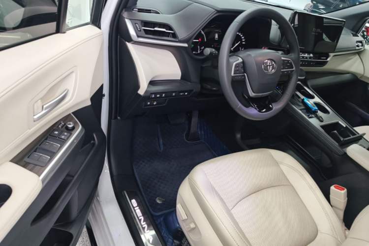 Used Toyota SIENNA 2024 2.5L Hybrid Luxury Edition Driver Seat