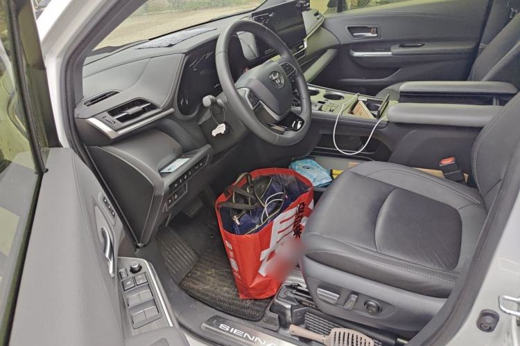 Used Toyota SIENNA 2024 2.5L Hybrid Platinum Edition Driver Seat