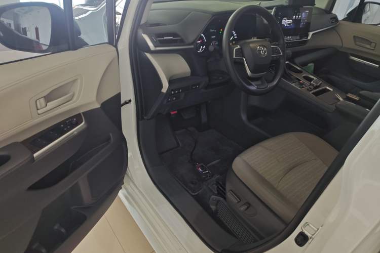 Used Toyota SIENNA 2024 2.5L Hybrid Comfort Edition Driver Seat