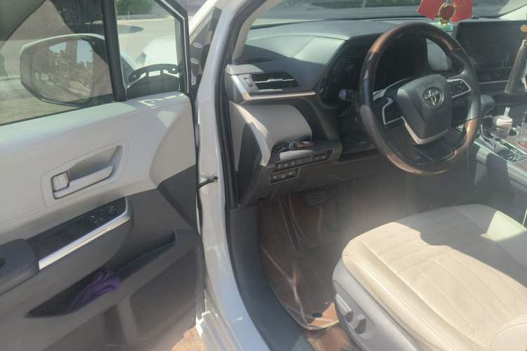 Used Toyota SIENNA 2024 2.5L Hybrid Comfort Edition Driver Seat