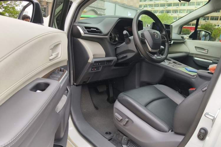 Used Toyota SIENNA 2024 2.5L Hybrid Comfort Edition Driver Seat
