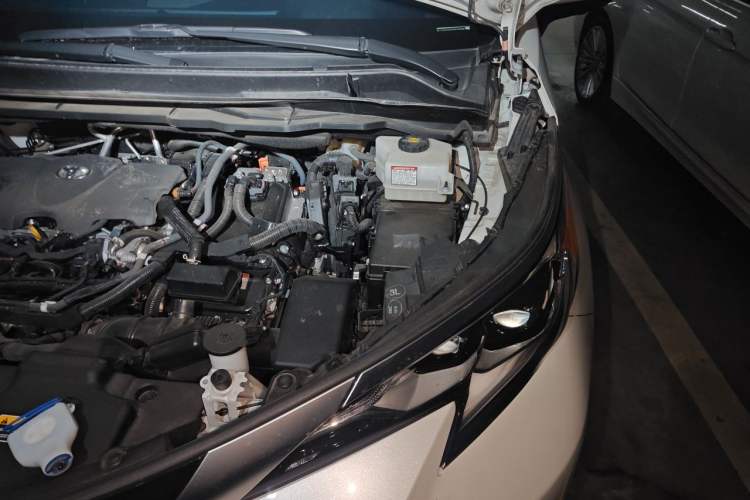 Used Toyota SIENNA 2024 2.5L Hybrid Platinum Edition Engine Bay Left