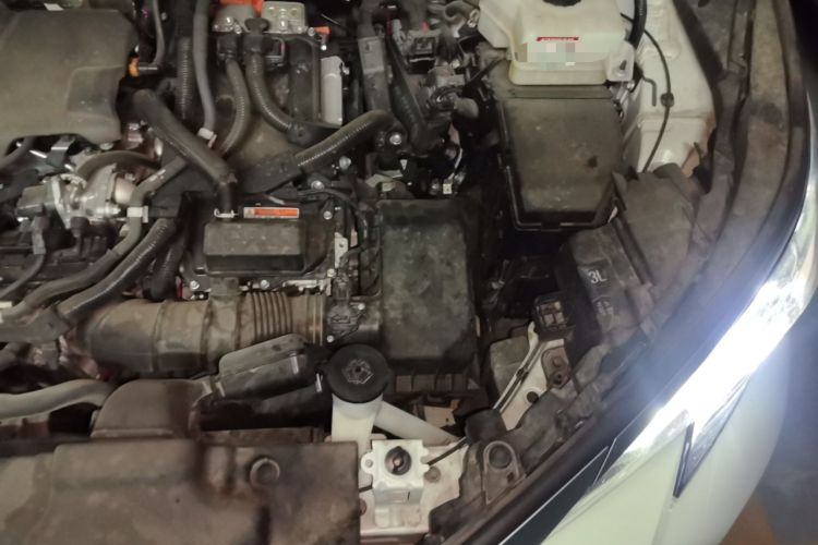 Used Toyota SIENNA 2024 2.5L Hybrid Platinum Edition Engine Bay Left