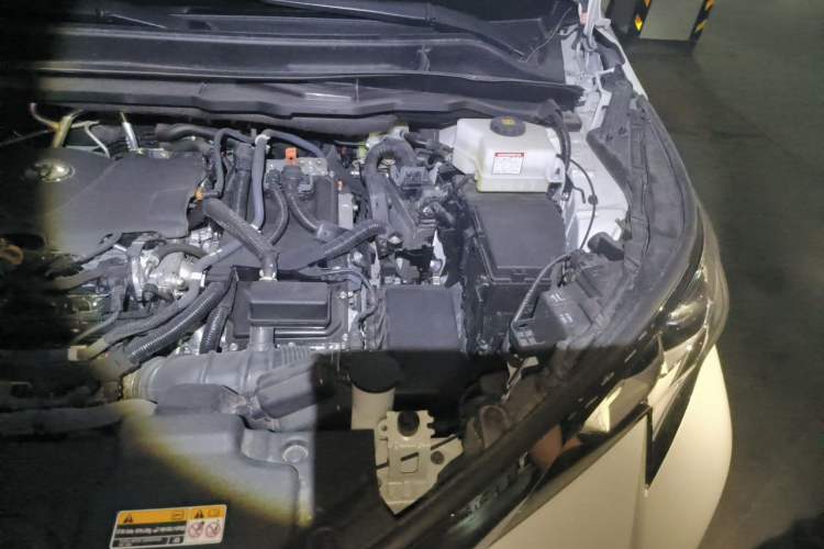 Used Toyota SIENNA 2024 2.5L Hybrid Comfort Edition Engine Bay Left