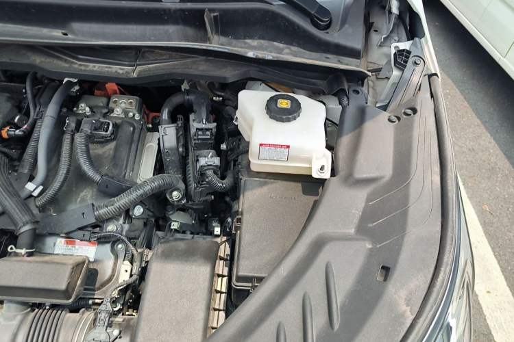 Used Toyota SIENNA 2024 2.5L Hybrid Luxury Edition Engine Bay Left