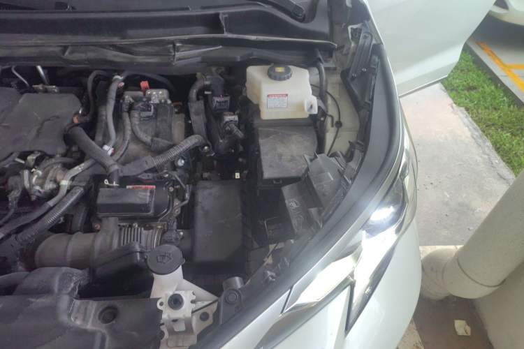 Used Toyota SIENNA 2024 2.5L Hybrid Platinum Edition Engine Bay Left