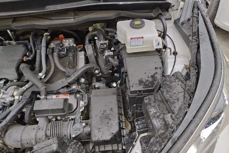Used Toyota SIENNA 2024 2.5L Hybrid Platinum Edition Engine Bay Left