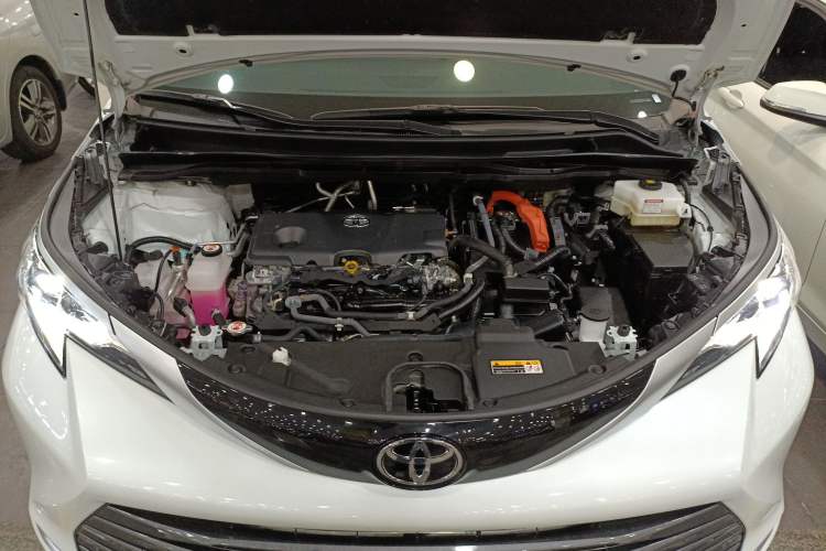 Used Toyota SIENNA 2024 2.5L Hybrid Four-Wheel Drive Prestige Edition Engine Bay