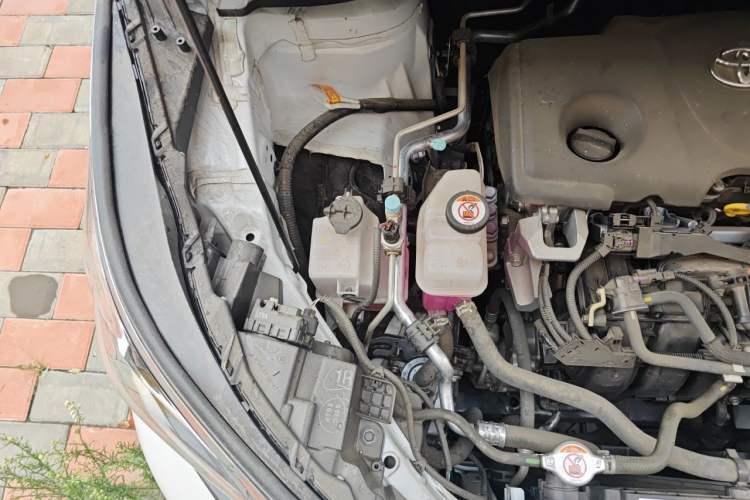 Used Toyota SIENNA 2024 2.5L Hybrid Comfort Edition Engine Bay Right