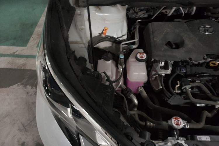 Used Toyota SIENNA 2024 2.5L Hybrid Comfort Edition Engine Bay Right