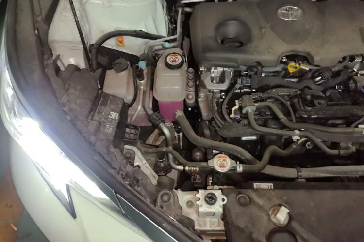 Used Toyota SIENNA 2024 2.5L Hybrid Platinum Edition Engine Bay Right