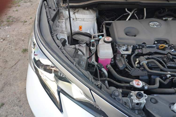 Used Toyota SIENNA 2024 2.5L Hybrid Four-Wheel Drive Luxury Edition Engine Bay Right