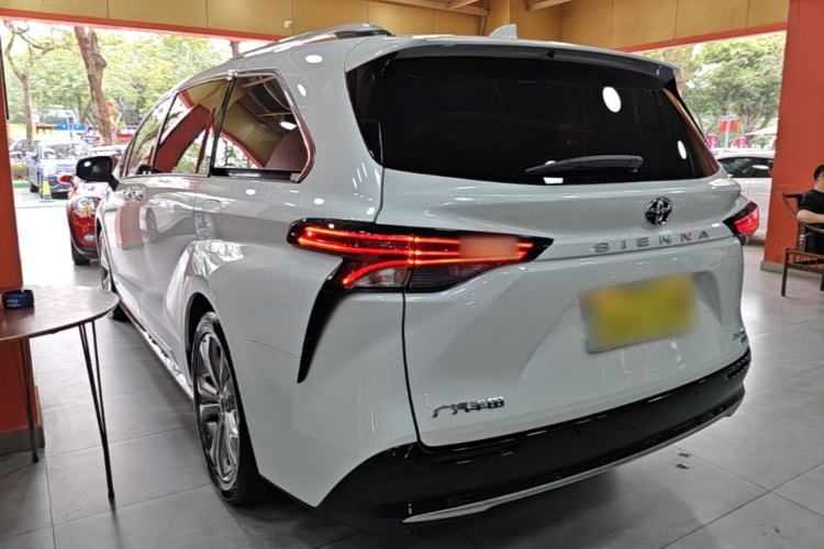 Used Toyota SIENNA 2024 2.5L Hybrid Platinum Edition Exterior 2
