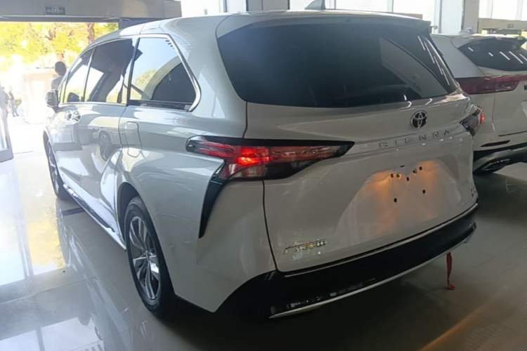 Used Toyota SIENNA 2024 2.5L Hybrid Luxury Edition Exterior 2