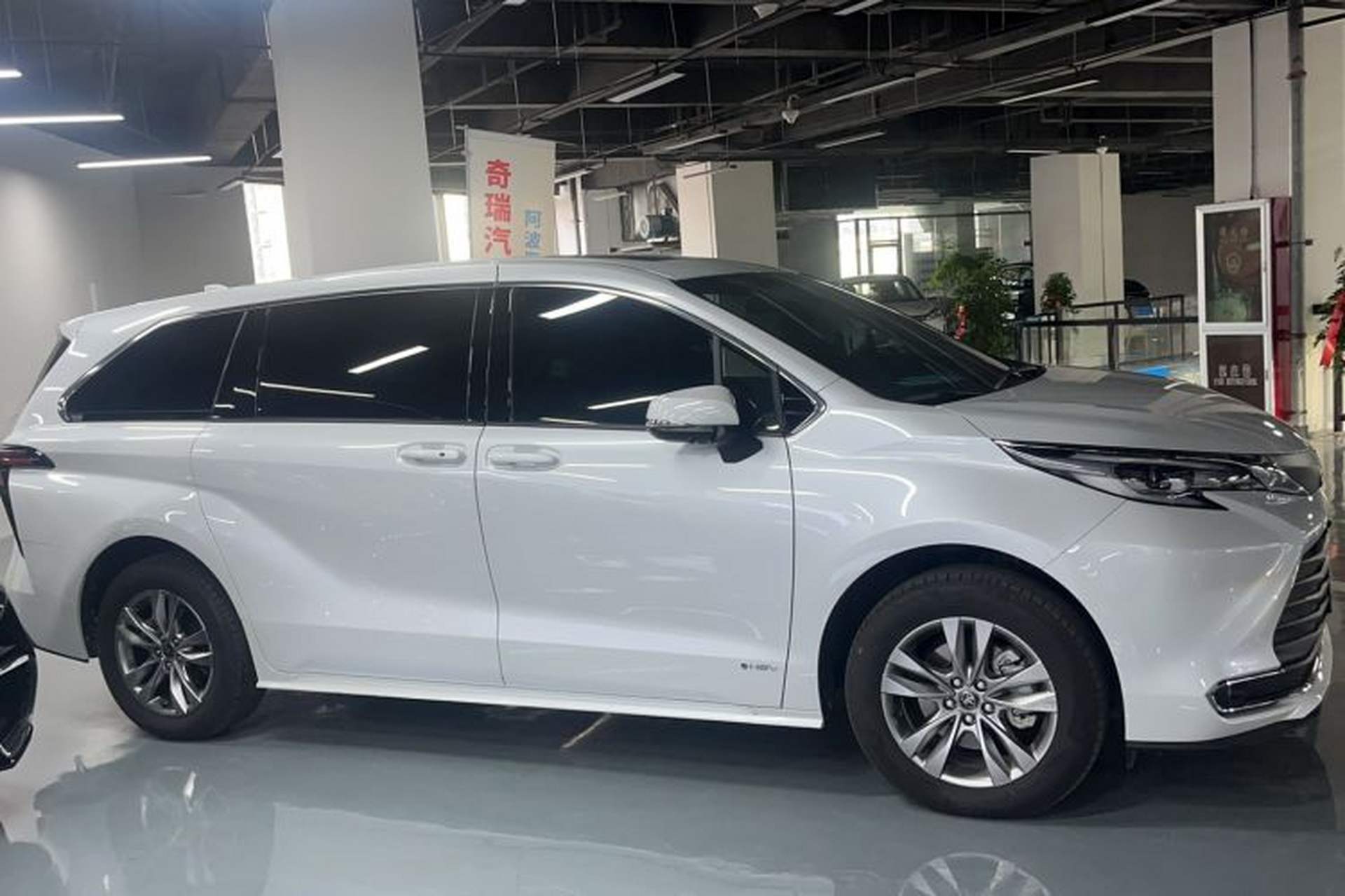 Used Toyota SIENNA 2024 2.5L Hybrid Comfort Edition Exterior 2