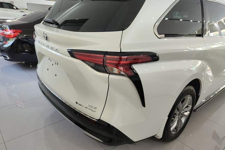 Used Toyota SIENNA 2024 2.5L Hybrid Four-Wheel Drive Luxury Edition Exterior 3