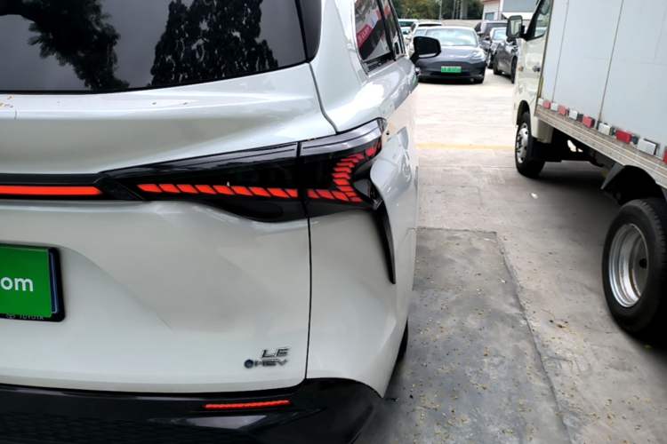 Used Toyota SIENNA 2024 2.5L Hybrid Comfort Edition Exterior 3
